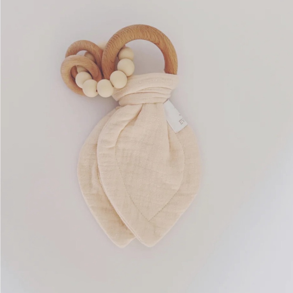 Teether with a muslin cloth. Ivory. 21cm NWT